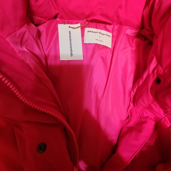 New with tags!! Pink puffer jacket - Picture 4 of 4